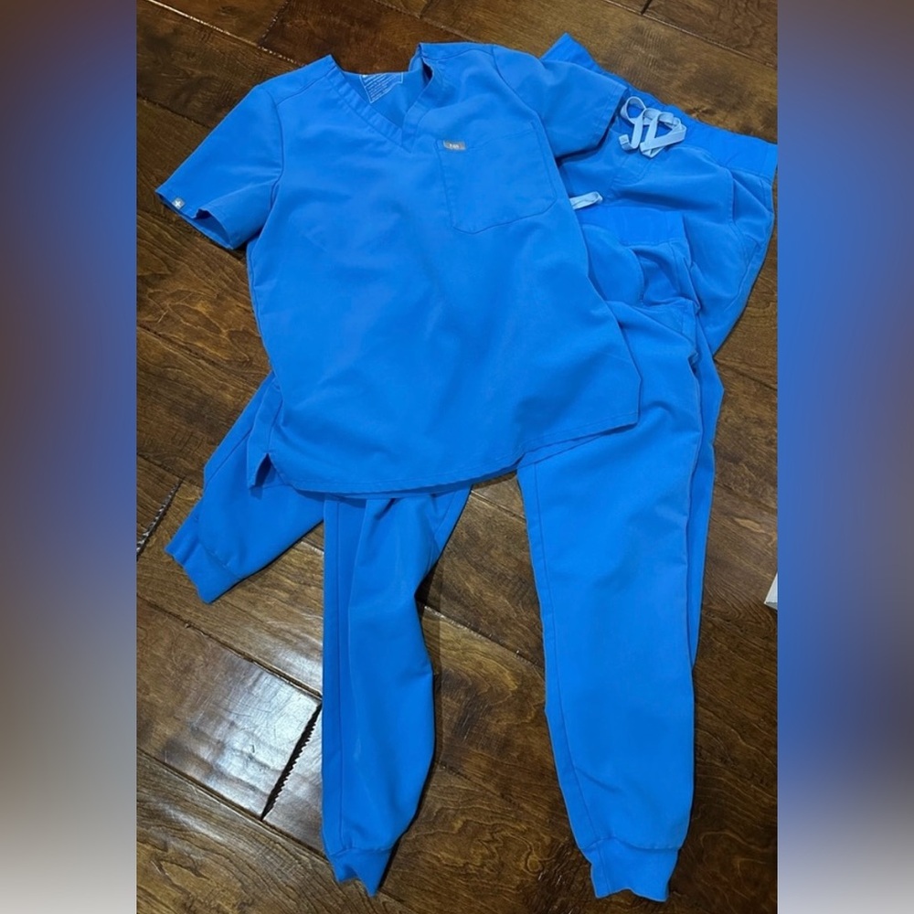 Figs Scrubs Technical 3 piece set Catarina top Zamora joggers Capri Blue 💙